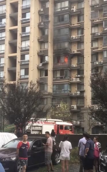  小区|今晨宝山一小区发生火灾 整栋居民疏散