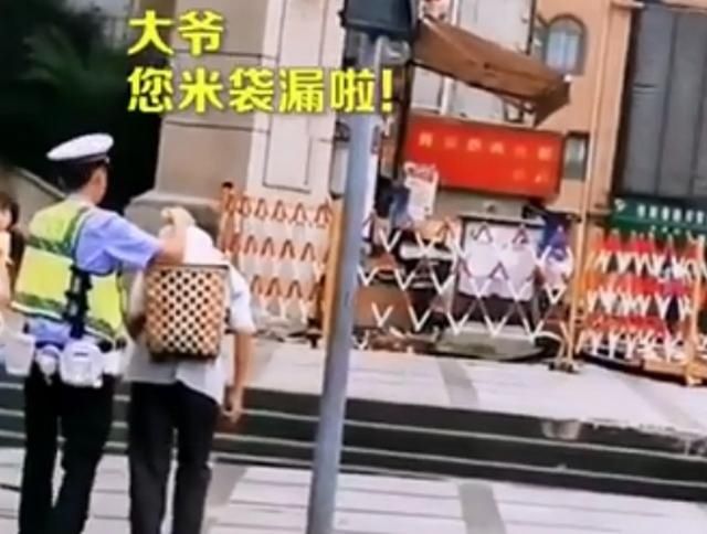 马路|大爷过马路被交警揪着走，背后故事意外暖心，网友：点赞