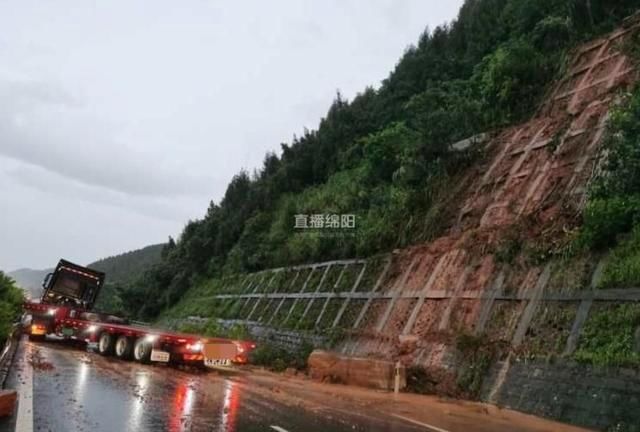  边坡|G5京昆高速绵广向发生边坡塌方 道路中断