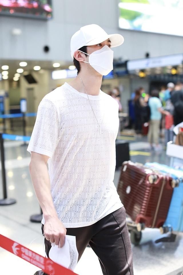 可爱|李治廷黑白look简约低调帅气满分 举双手挠头呆萌可爱