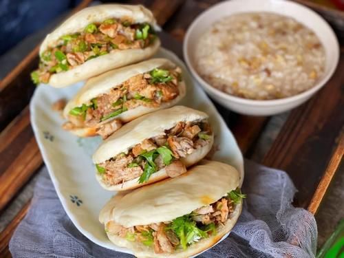  不腻|两片饼子夹着肉，酱汁外溢，爽而不腻