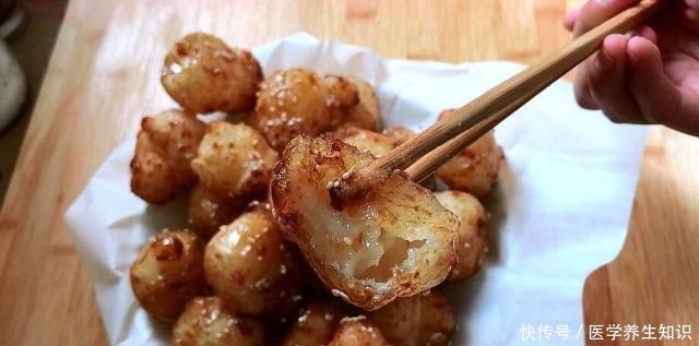 糖油果子|很火的糯米粉小吃,开水烫一烫,外面卖5元一串,吃着香甜可口