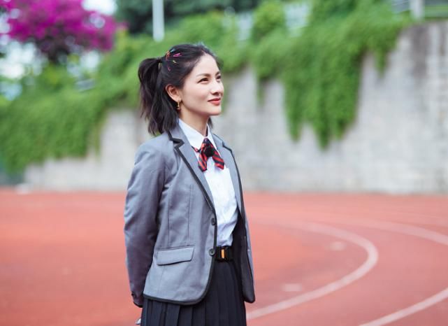  青春|《妻子3》穿学生制服，胡可青春洋溢，我却注意到蔡少芬和吉娜