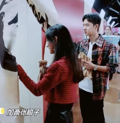  急坏|“允翡”同框：王一博太皮急坏赵丽颖，两人一起做煎饼，颖宝活泼