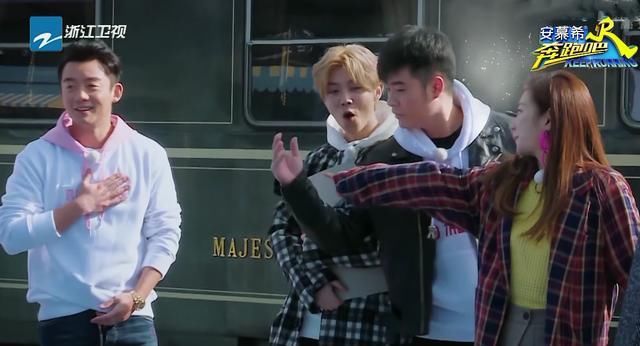  主动|跑男史上“最得宠”女嘉宾，被邓超主动牵手，baby都只能靠边站