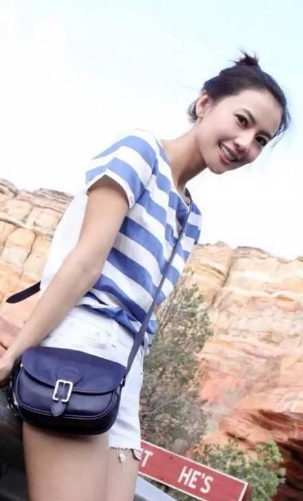 半丸子头|发型和衣服这样搭,让你从头美到脚!