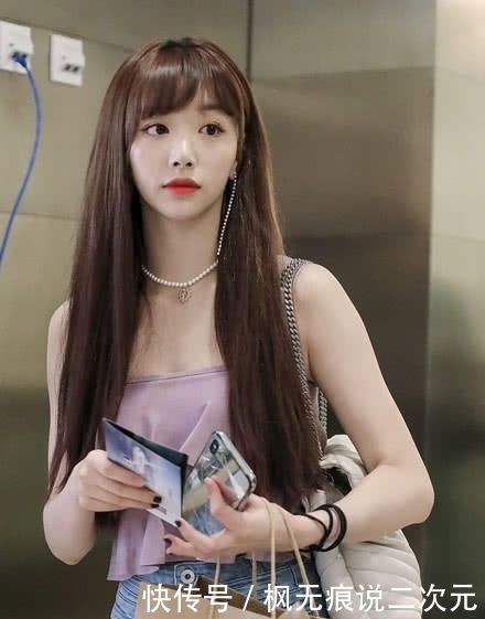 带头嗑CP|《青春有你2》蔡徐坤Lisa同框引热议,节目组海报超亲密,粉丝纷纷不满