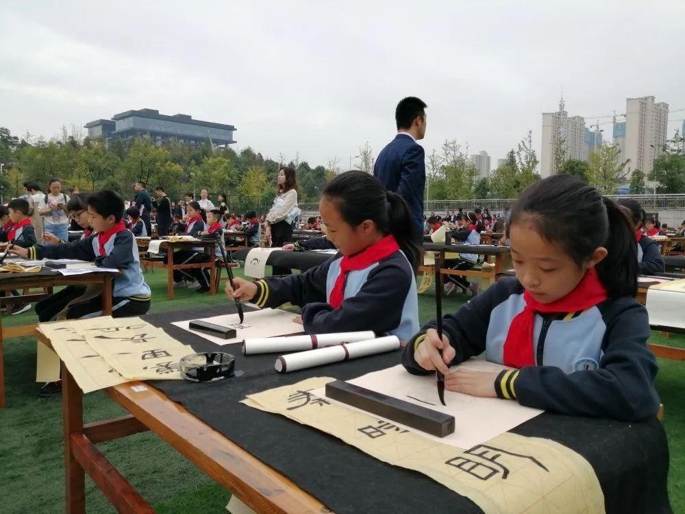  挥毫|场面壮观！宁乡这所学校400名师生现场挥毫泼墨！