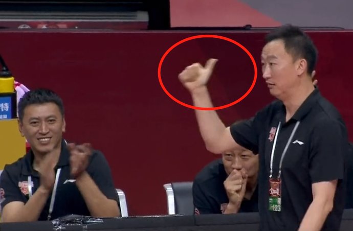 犯规|鼓掌+竖大拇指！裁判为啥吹胡明轩而不吹易建联呢？以下2种可能