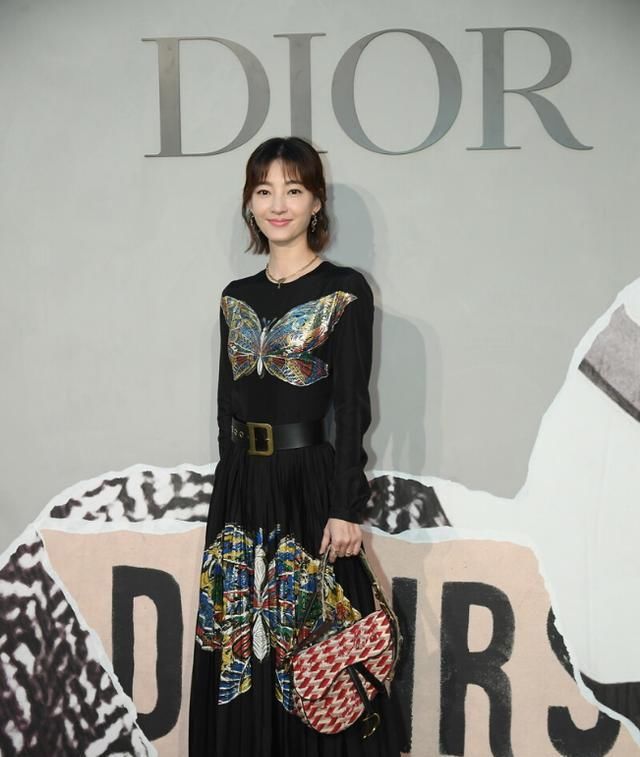  好羡慕|王丽坤真是骨感女明星，连衣裙造型一点不勒显“富裕”，好羡慕