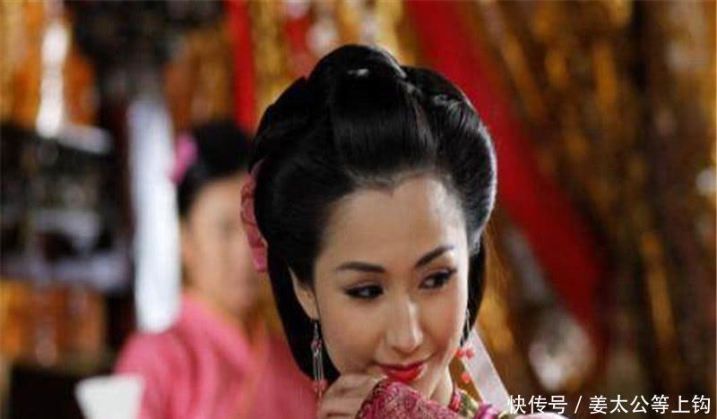 美貌|十岁进宫,因美貌被皇帝专宠,皇帝一死就投入他人怀抱