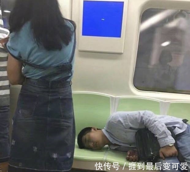 激吻|小伙和女朋友地铁当众“激吻”，胆子太大，看不下去了！