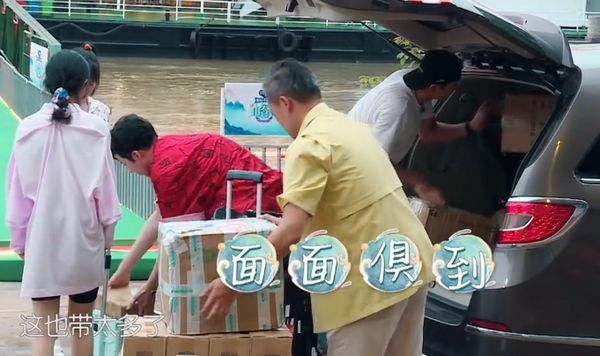  离开|中餐厅：赵丽颖替代黄晓明，刘宇宁雪中送炭，张亮借花献佛！