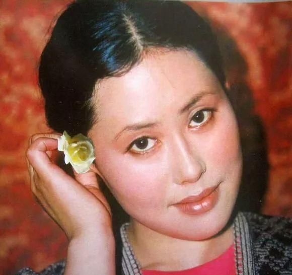  出门|70岁斯琴高娃曾遭8年家暴，如今出门靠轮椅