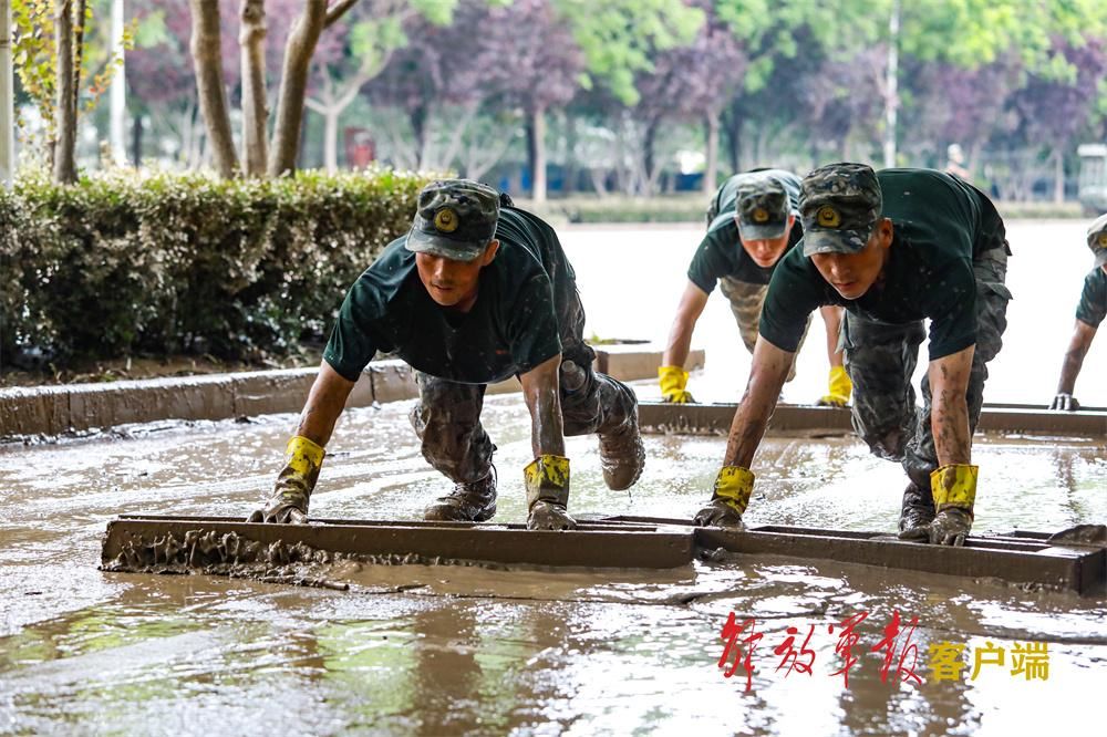 清淤、消杀，武警官兵全力投入涿州灾后重建工作