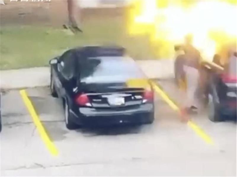 报复|女子为报复男友往车内泼汽油，点火时引火上身，网友：太作了！