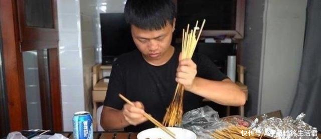 串串|花200元买500根羊肉串,小伙辛苦取下肉,称重之后真是坑!
