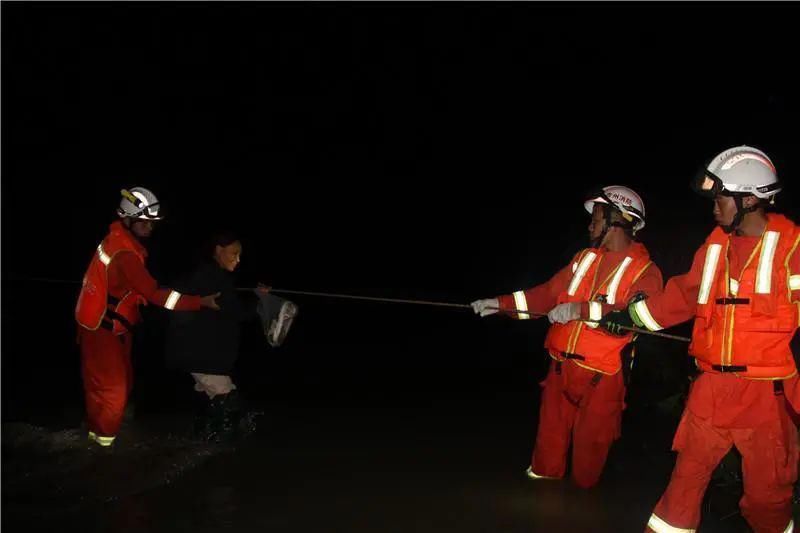  橡皮艇|危急时刻，他们划着橡皮艇来了