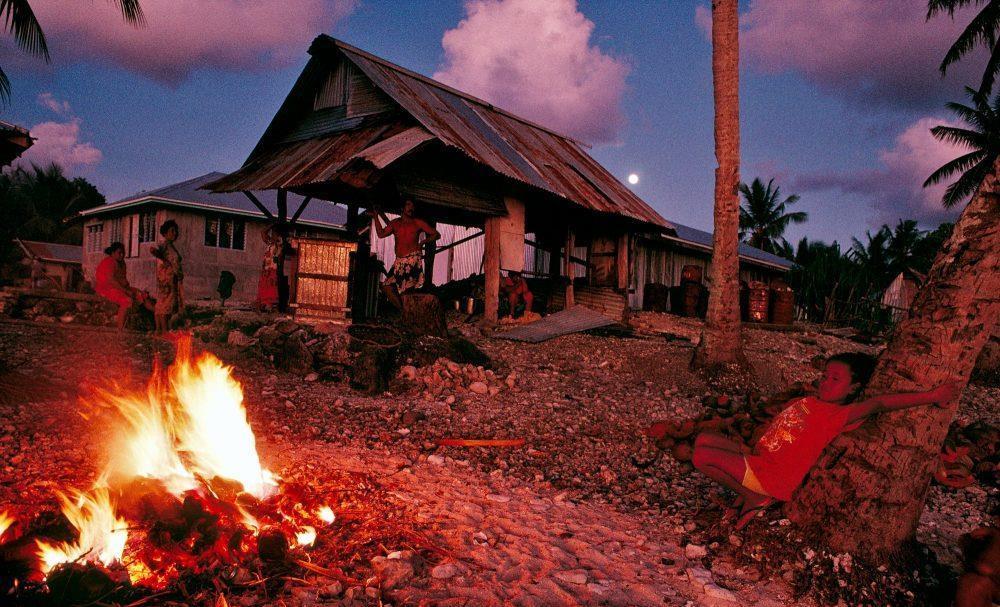 拥有|倒数第一经济体:靠太阳能发电人均拥有5头猪,居民全是双重国籍