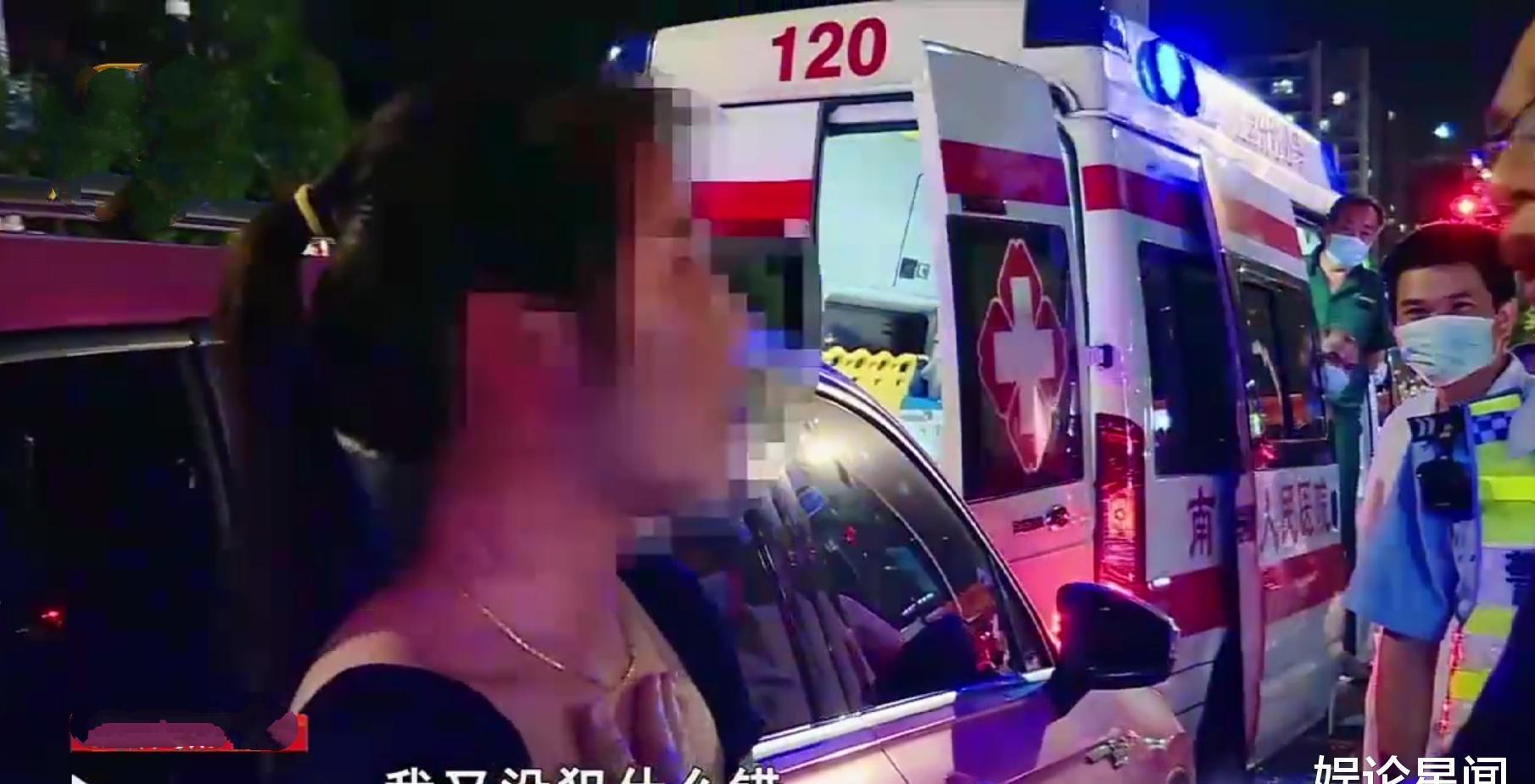 酒后驾驶|女司机喝醉后将车停在路中间睡觉，被叫醒后又撞上了救护车