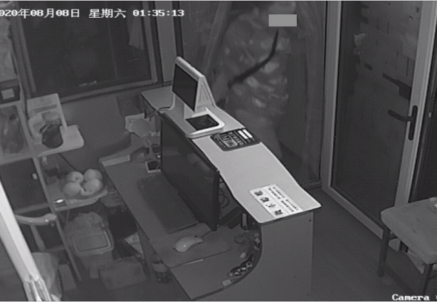  夺下|这个老板好样的！徒手夺下盗贼的剪刀！