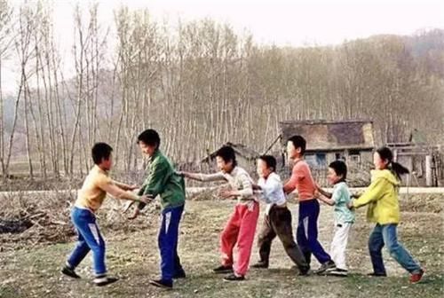 衣服|30年前的农村温暖老照片，图3的游戏很多人记得，图9在做新年衣服