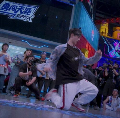  节目中|张萌被王一博跳舞圈粉，想让杜华安排合作，粉丝向她提供角色建议