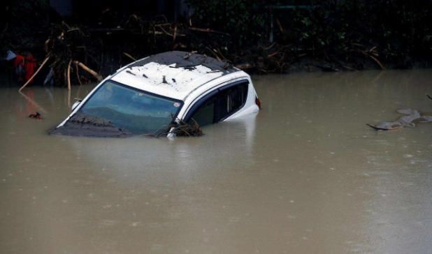  洪水|南方暴雨私家车遭了殃，被树砸水淹的汽车，保险公司能赔么？