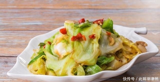 下锅|炒包菜时,最忌直接下锅,大厨教你正确方法,包菜脆嫩又入味