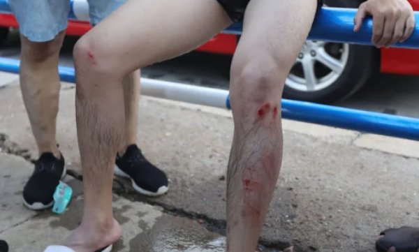  被困|惊魄30秒！男子被困车底，危急时刻，他们出现了