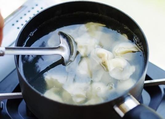  到底|煮饺子到底是用冷水还是开水？教你一招，饺子不破皮又好吃