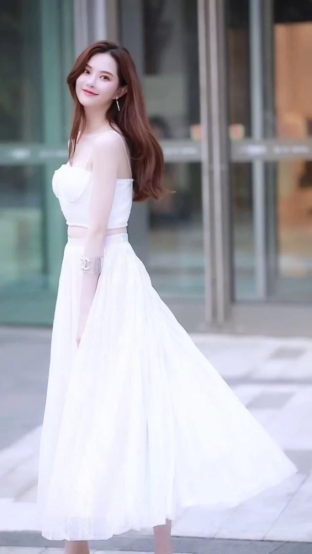  漂亮|模特漂亮，越看越爱，越看越喜欢，白色长裙