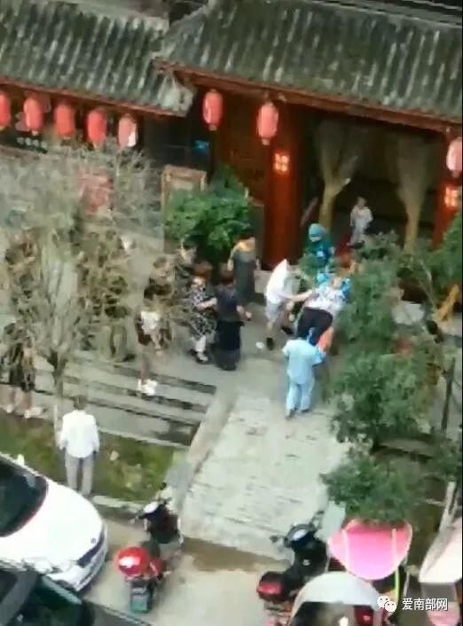 时疑|突发:南部一男子就餐时疑发疾病,晕倒