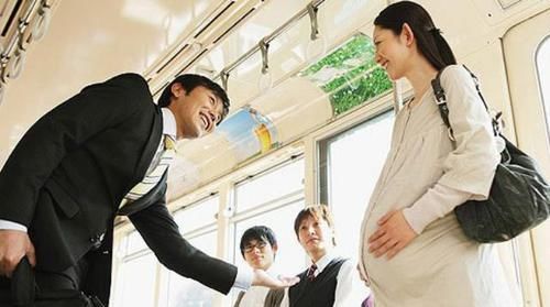 位大妈|大妈逼孕妇让座被拒，张嘴就咒＂孩子早晚得掉＂，孕妈做法太解气了