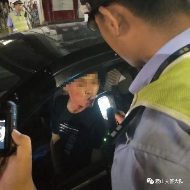  稷山|凌晨2点40 ！ 稷山一男子下跪、求饶、哭泣、狂扇耳光！