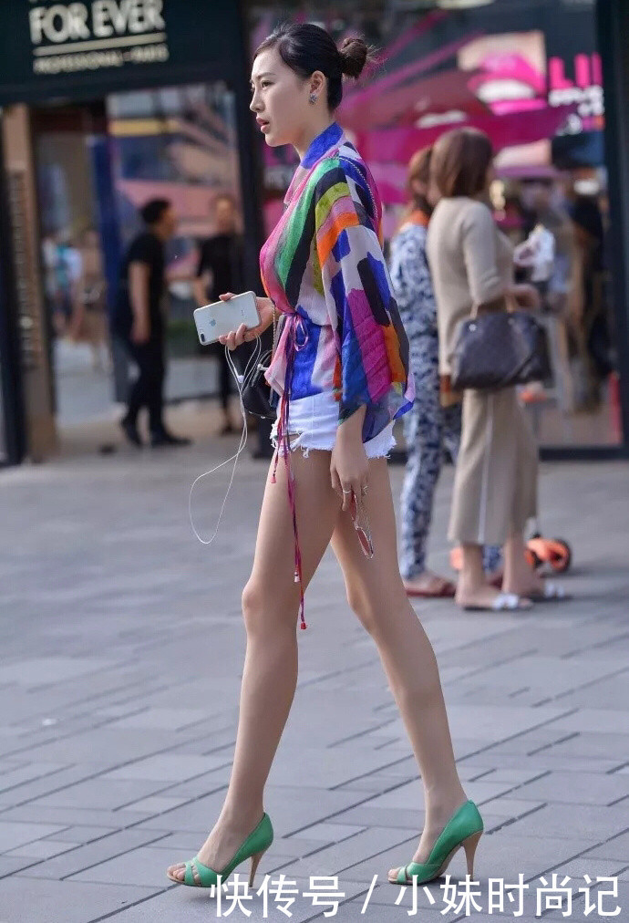 设计|摄影:粗线条的凌乱印花设计, 姐姐这样的穿搭艺术范十足。