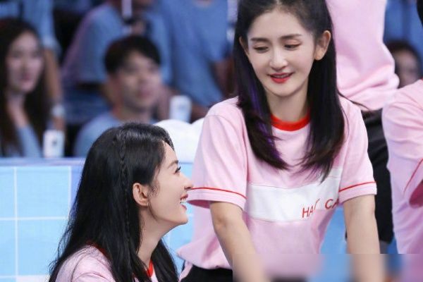  快乐大本营|赵丽颖参加《快本》录制，跟谢娜互动很少，角落里的动作暴露感情