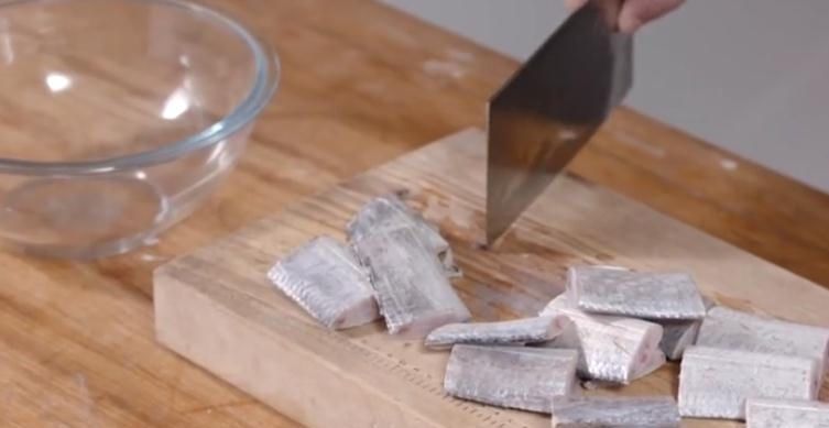 在家|教你在家做酥焖带鱼，外酥里嫩，快来尝尝吧