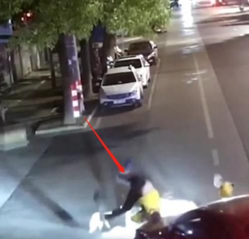 外卖|外卖小哥被女司机撞到,一个“侧空翻”下了车,网友:练过武术吧