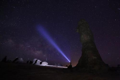 发出|拿手电照天空1分钟后关闭,发出的光子能到宇宙边缘吗