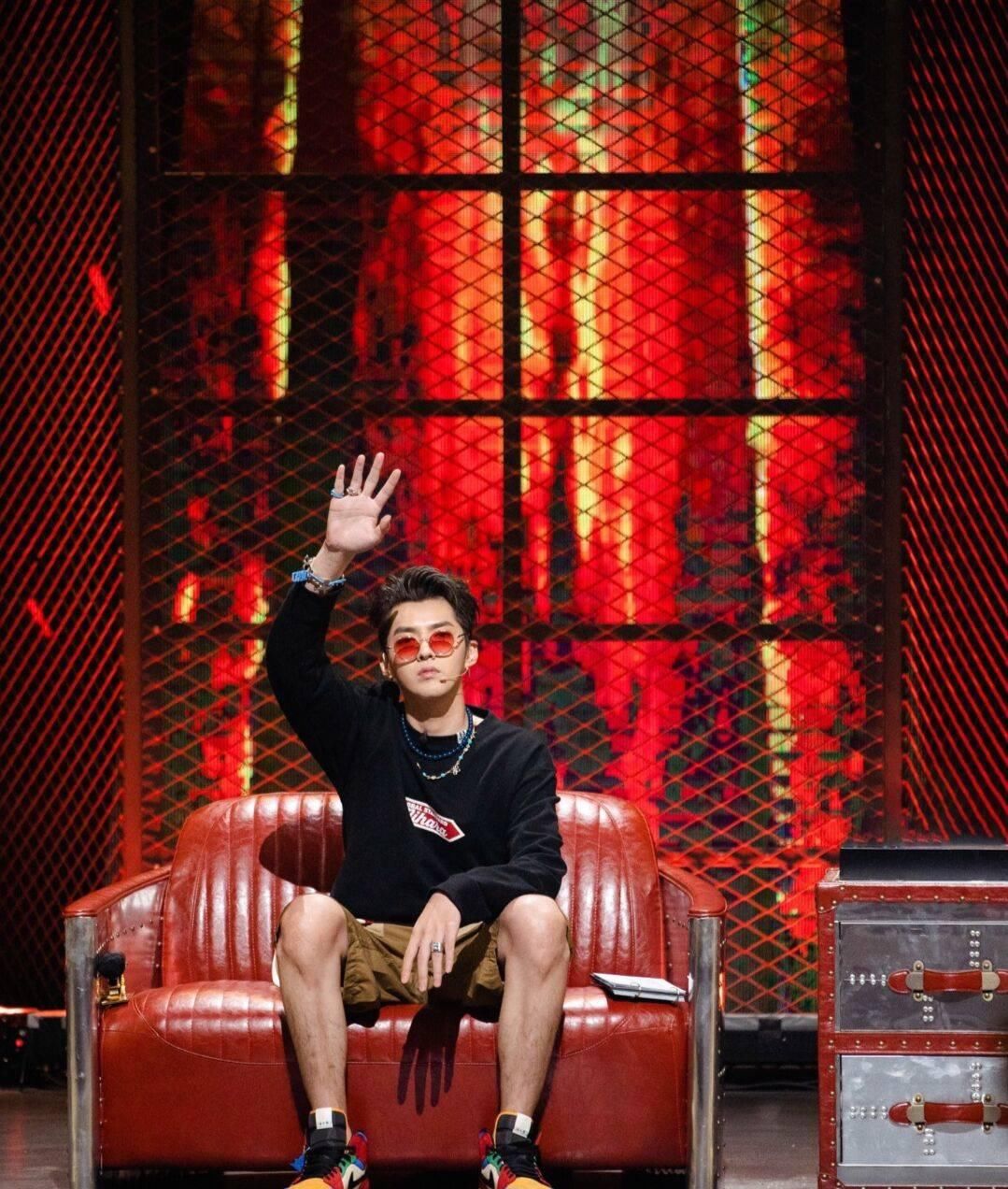  潘玮柏|吴亦凡在《中国新说唱》上脚AJ1 Mid！潘玮柏选择AJ4“黑白巅峰”！