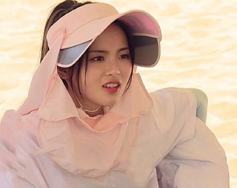 宝藏|《宝藏行》晒最新合照,郭京飞蹲地上,秦昊盘腿坐,谁注意杨超越