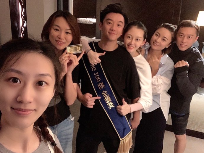 祝贺|《奔跑吧》第100期,郑恺获得唯一全勤奖,爱妻藏着肚子祝贺他