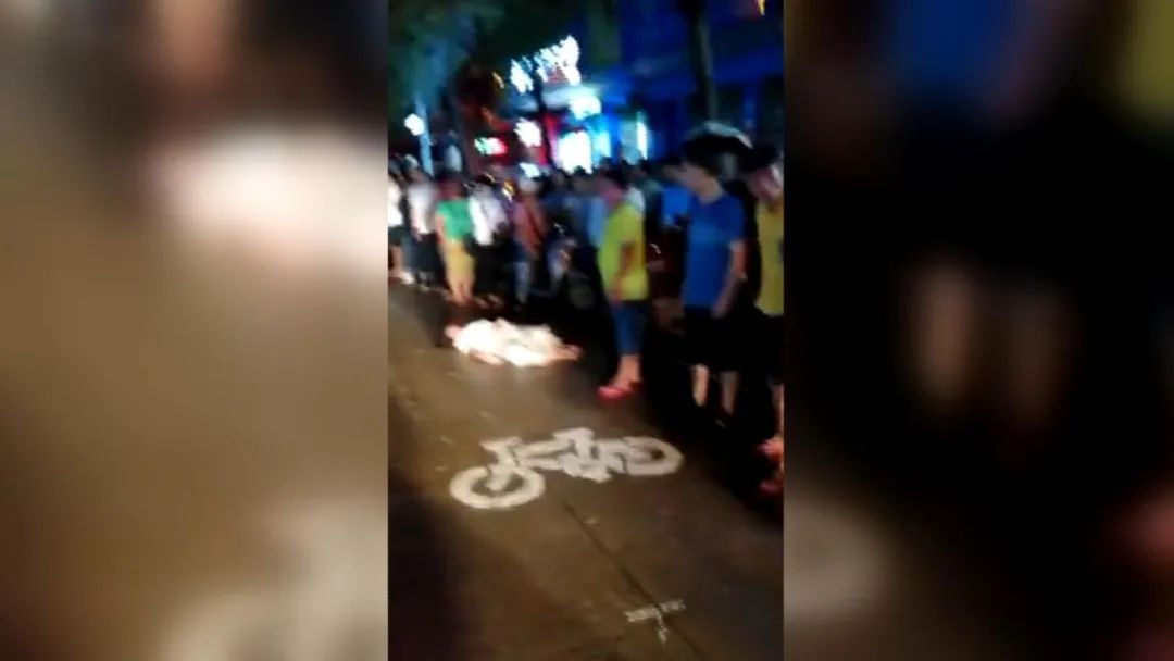  围观|网传“澄迈一男子当街殴打妻子并开车碾压？”现场多人围观，警方回应了