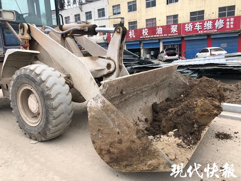  渣土|渣土车倒出一枚航空炸弹，撞针完整