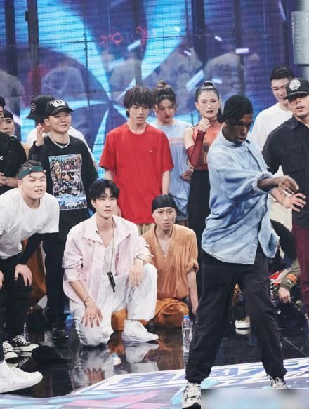  奶盖|《这就是街舞》王一博反撩小宝，粉嫩奶盖的撩头杀摸脸杀