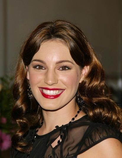  胸前|英国超模布鲁克发福？仍挡不住胸前＂波涛汹涌＂，这身材才是真女神