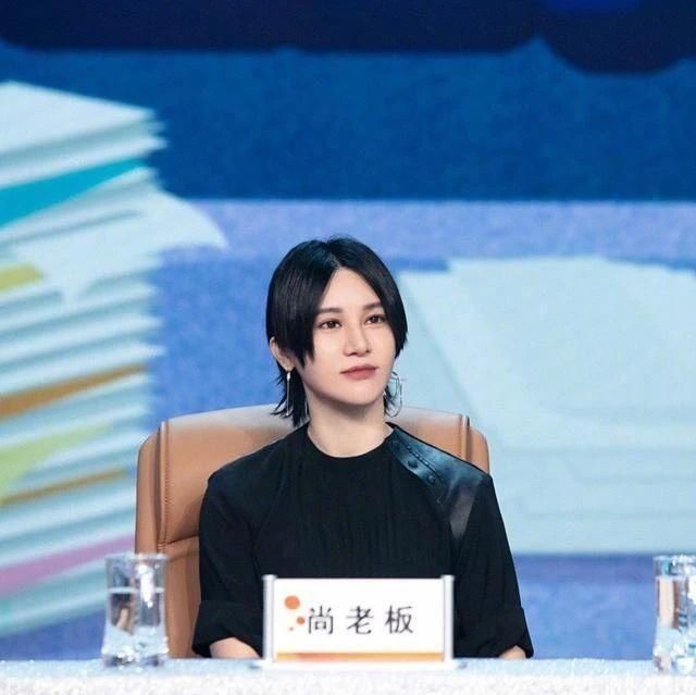  出席|多次出席APEC并担任国际电影节首席翻译官？竟然靠是超女出道