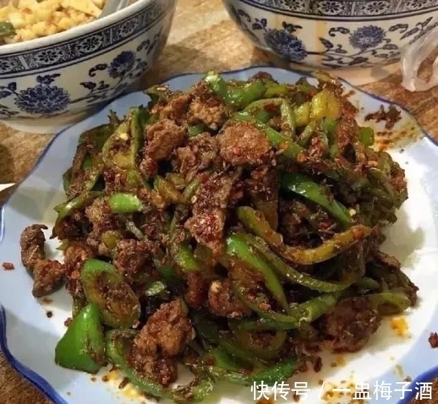 老板|馋到灵魂!陕视新闻记者采访,遭遇最“傲娇”烤肉店老板“狂怼”