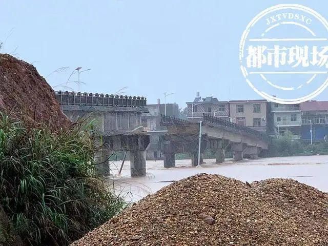  事故发生|一砂石船撞上桥墩，致桥面坍塌！原因初步查明